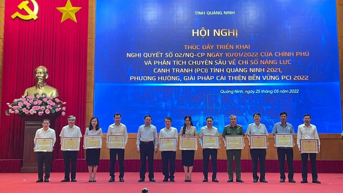 Ông Nguyễn Xuân Ký, Bí thư Tỉnh ủy Quảng Ninh trao bằng khen của UBND tỉnh cho các tập thể có thành tích xuất sắc trong tham mưu, cải thiện môi trường đầu tư kinh doanh 5 năm liên tiếp và năm 2021. Ông Nguyễn Xuân Ký, Bí thư Tỉnh ủy Quảng Ninh trao bằng khen của UBND tỉnh cho các tập thể có thành tích xuất sắc trong tham mưu, cải thiện môi trường đầu tư kinh doanh 5 năm liên tiếp và năm 2021.