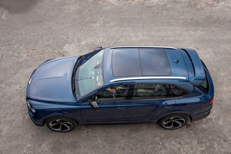 Ngoại thất của Bentayga S còn được tô điểm với các chi tiết như: gương chiếu hậu gập điện và chỉnh điện, vây cá mập, cánh lướt gió hay baga mui. Tất cả các chi tiết ngoại thất này có thể chứng minh rằng Bentley Bentayga S là một trong những siêu xe có ngoại thất đẳng cấp nhất trên thị trường Ngoại thất của Bentayga S còn được tô điểm với các chi tiết như: gương chiếu hậu gập điện và chỉnh điện, vây cá mập, cánh lướt gió hay baga mui. Tất cả các chi tiết ngoại thất này có thể chứng minh rằng Bentley Bentayga S là một trong những siêu xe có ngoại thất đẳng cấp nhất trên thị trường