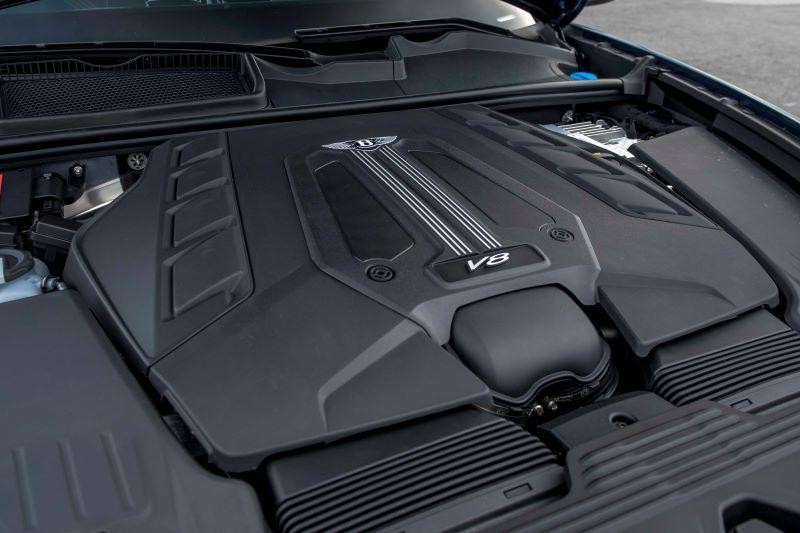 Về động cơ, Bentley Bentayga 2022 sẽ giữ nguyên như phiên bản tiền nhiệm, xe sở hữu động cơ V8 4.0L tăng áp kép cho công suất cực đại là 542 mã lực và mô men xoắn cực đại là 770Nm. Thời gian để chiếc xe này tăng tốc từ 0-100km/h chỉ tốn 4,5 giây và có thể đạt tốc độ tối đa là 290km/h Về động cơ, Bentley Bentayga 2022 sẽ giữ nguyên như phiên bản tiền nhiệm, xe sở hữu động cơ V8 4.0L tăng áp kép cho công suất cực đại là 542 mã lực và mô men xoắn cực đại là 770Nm. Thời gian để chiếc xe này tăng tốc từ 0-100km/h chỉ tốn 4,5 giây và có thể đạt tốc độ tối đa là 290km/h