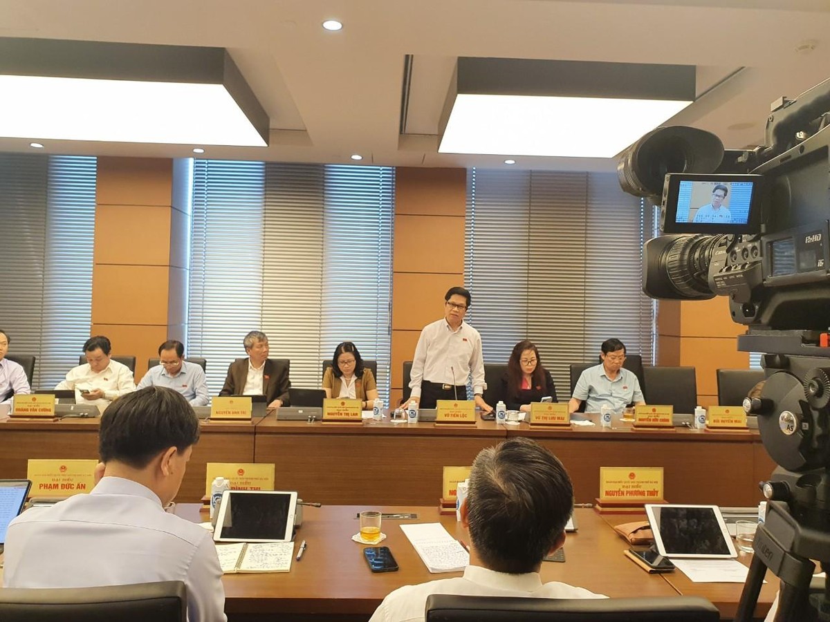 Các đại biểu đoàn Hà Nội làm việc tại Tổ 1, sáng 6/6/2022.