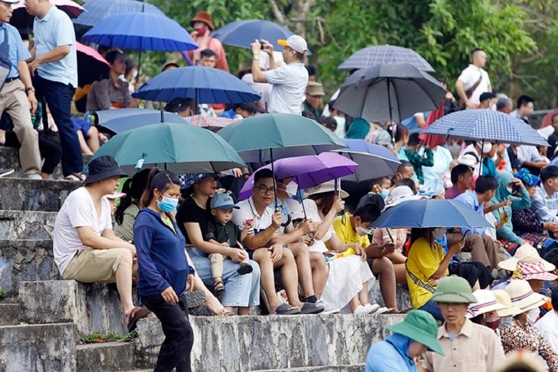 Nhiều gia đình tận dụng ngày nghỉ cuối tuần cho cả gia đình đi du lịch kết hợp xem đua ngựa Nhiều gia đình tận dụng ngày nghỉ cuối tuần cho cả gia đình đi du lịch kết hợp xem đua ngựa