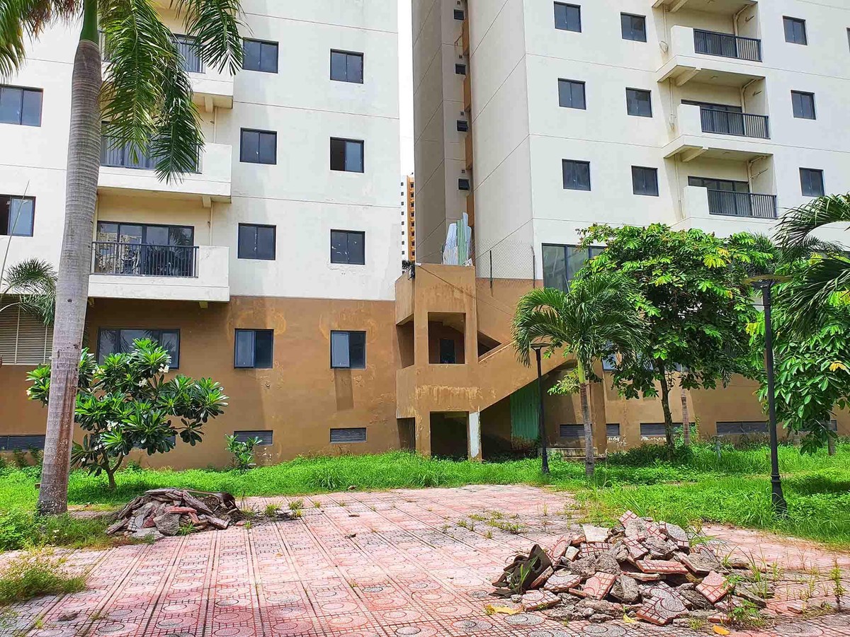 Vỉa hè đã bong tróc, các lối đi có dấu hiệu xuống cấp. Vỉa hè đã bong tróc, các lối đi có dấu hiệu xuống cấp.