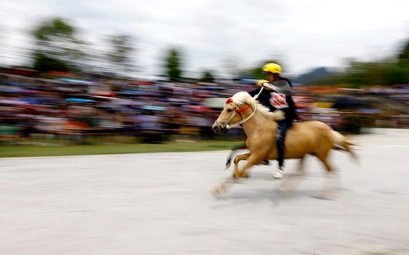 Thời tiết khá nắng nóng, nhưng rất đông khán giả đứng kín cả trong và ngoài sân vận động để theo dõi cuộc đua Thời tiết khá nắng nóng, nhưng rất đông khán giả đứng kín cả trong và ngoài sân vận động để theo dõi cuộc đua