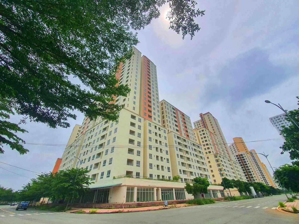 Với kế hoạch để bố trí cho các hộ dân bị di dời trong dự án khu đô thị mới Thủ Thiêm, cụm dự án này được thành phố khởi động từ rất sớm, được xây dựng bởi những nhà thầu có tên tuổi và hoàn thành hơn 5 năm nay nhưng vắng bóng người ở. Với kế hoạch để bố trí cho các hộ dân bị di dời trong dự án khu đô thị mới Thủ Thiêm, cụm dự án này được thành phố khởi động từ rất sớm, được xây dựng bởi những nhà thầu có tên tuổi và hoàn thành hơn 5 năm nay nhưng vắng bóng người ở.