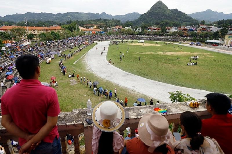 Cuộc đua không chỉ thu hút người dân trong vùng, mà khá nhiều du khách ở các tỉnh, thành khác cũng kéo về để theo dõi trực tiếp Cuộc đua không chỉ thu hút người dân trong vùng, mà khá nhiều du khách ở các tỉnh, thành khác cũng kéo về để theo dõi trực tiếp
