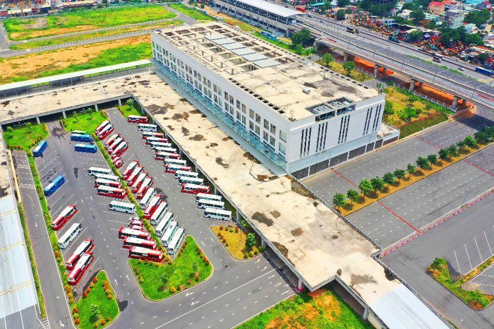 Sau gần 2 năm đi vào hoạt động, bến xe Miễn Đông mới chỉ phục vụ khoảng 50 người/ngày. Sau gần 2 năm đi vào hoạt động, bến xe Miễn Đông mới chỉ phục vụ khoảng 50 người/ngày.