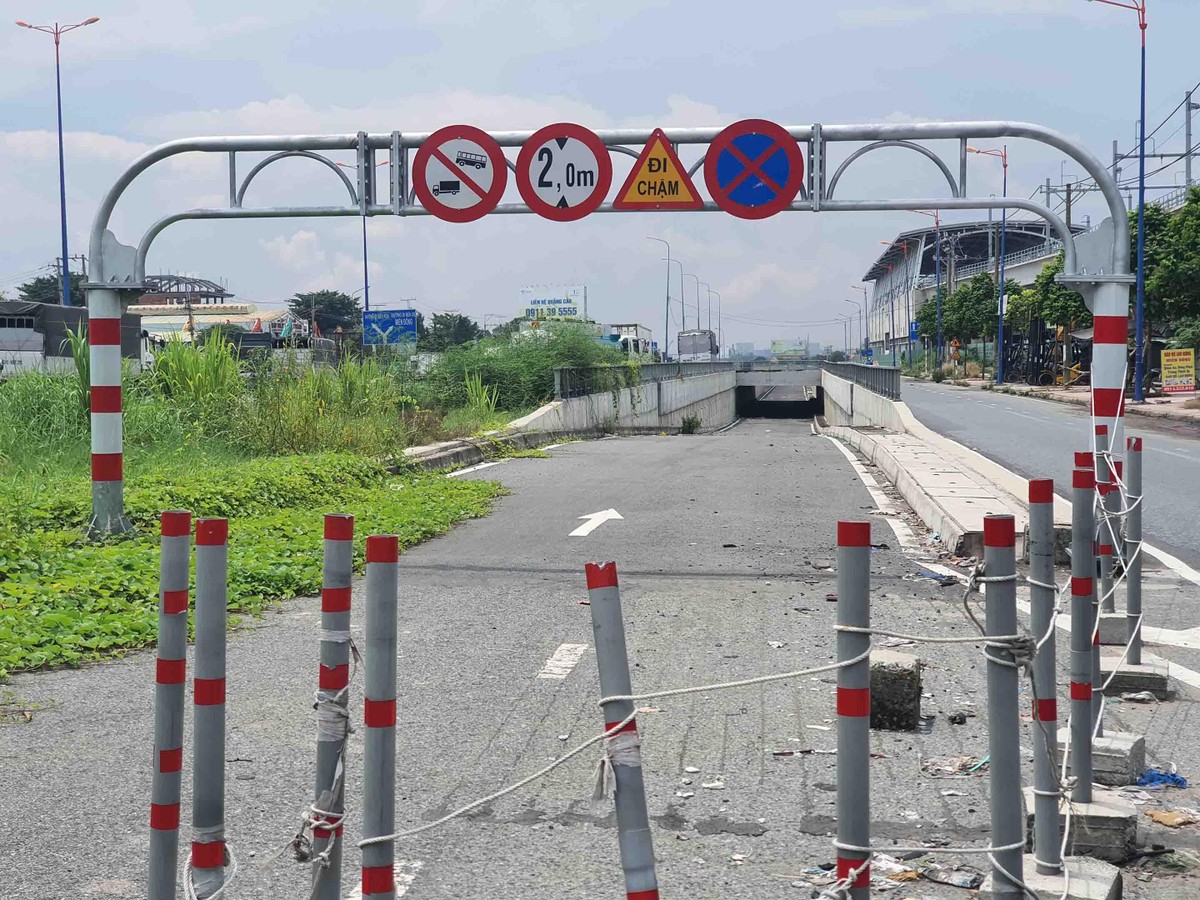 Một trong những hệ thống kết nối với bến xe cơ bản đã hoàn thành, nhưng đang được quây rào, chưa sử dụng. Một trong những hệ thống kết nối với bến xe cơ bản đã hoàn thành, nhưng đang được quây rào, chưa sử dụng.