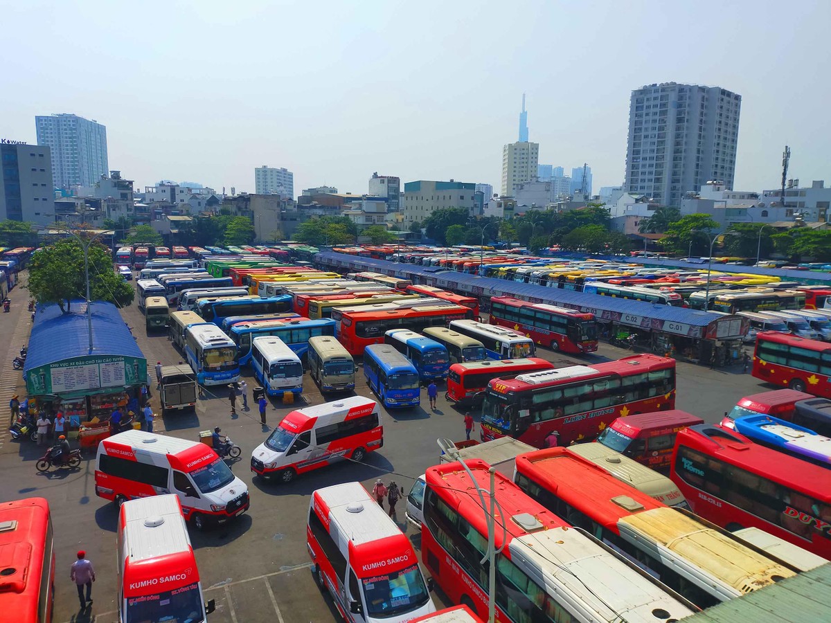 Hình ảnh nhộn nhịp tại bến xe Miền Đông cũ. Hình ảnh nhộn nhịp tại bến xe Miền Đông cũ.