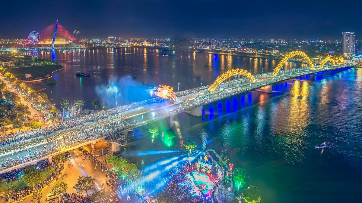 Đà Nẵng cũng được biết đến là thành phố của những cây cầu. Trong 25 năm kể từ ngày chia tách tỉnh Quảng Nam - Đà Nẵng, Đà Nẵng có khoảng 20 cây cầu quy mô lớn nhỏ được xây dựng mới, bao gồm cả cầu vượt cạn, vượt sông. Mỗi cây cầu được xây mới mang một đặc trưng lịch sử, văn hóa riêng, lưu dấu ấn về một Đà Nẵng đang trên đà phát triển và hội nhập. Ảnh Huỳnh Văn Truyền Đà Nẵng cũng được biết đến là thành phố của những cây cầu. Trong 25 năm kể từ ngày chia tách tỉnh Quảng Nam - Đà Nẵng, Đà Nẵng có khoảng 20 cây cầu quy mô lớn nhỏ được xây dựng mới, bao gồm cả cầu vượt cạn, vượt sông. Mỗi cây cầu được xây mới mang một đặc trưng lịch sử, văn hóa riêng, lưu dấu ấn về một Đà Nẵng đang trên đà phát triển và hội nhập. Ảnh Huỳnh Văn Truyền