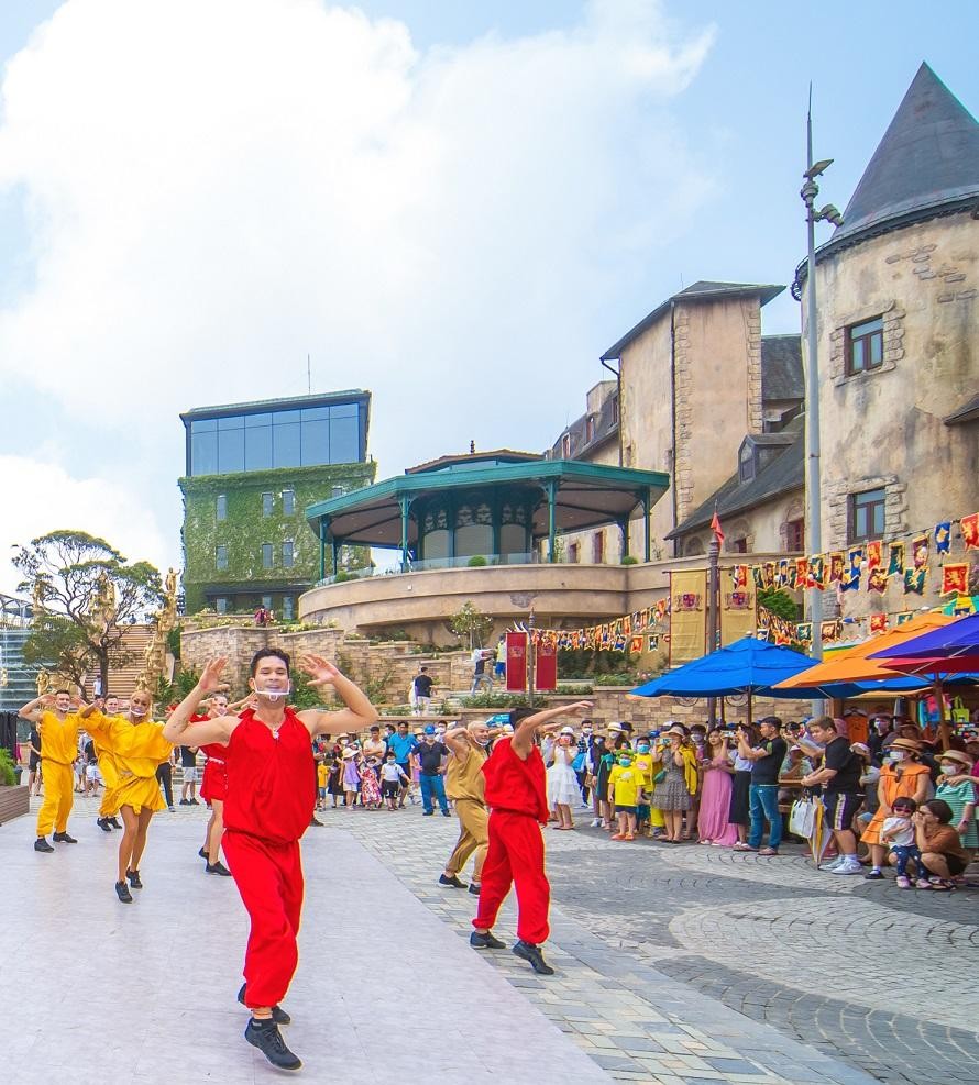 Trong dịp hè này, Thành phố Đà Nẵng sẽ sôi động trở lại với hàng loạt sự kiện, lễ hội văn hóa, nghệ thuật hấp dẫn, quy mô lớn. Diễn ra từ 25/6 đến 15/8/2022, đặc biệt chuỗi sự kiện “Sống như ánh mặt trời - Take me to the Sun” hứa hẹn sẽ mang đến nhiều bất ngờ thú vị cho du khách ghé thăm thành phố biển. Trong dịp hè này, Thành phố Đà Nẵng sẽ sôi động trở lại với hàng loạt sự kiện, lễ hội văn hóa, nghệ thuật hấp dẫn, quy mô lớn. Diễn ra từ 25/6 đến 15/8/2022, đặc biệt chuỗi sự kiện “Sống như ánh mặt trời - Take me to the Sun” hứa hẹn sẽ mang đến nhiều bất ngờ thú vị cho du khách ghé thăm thành phố biển.