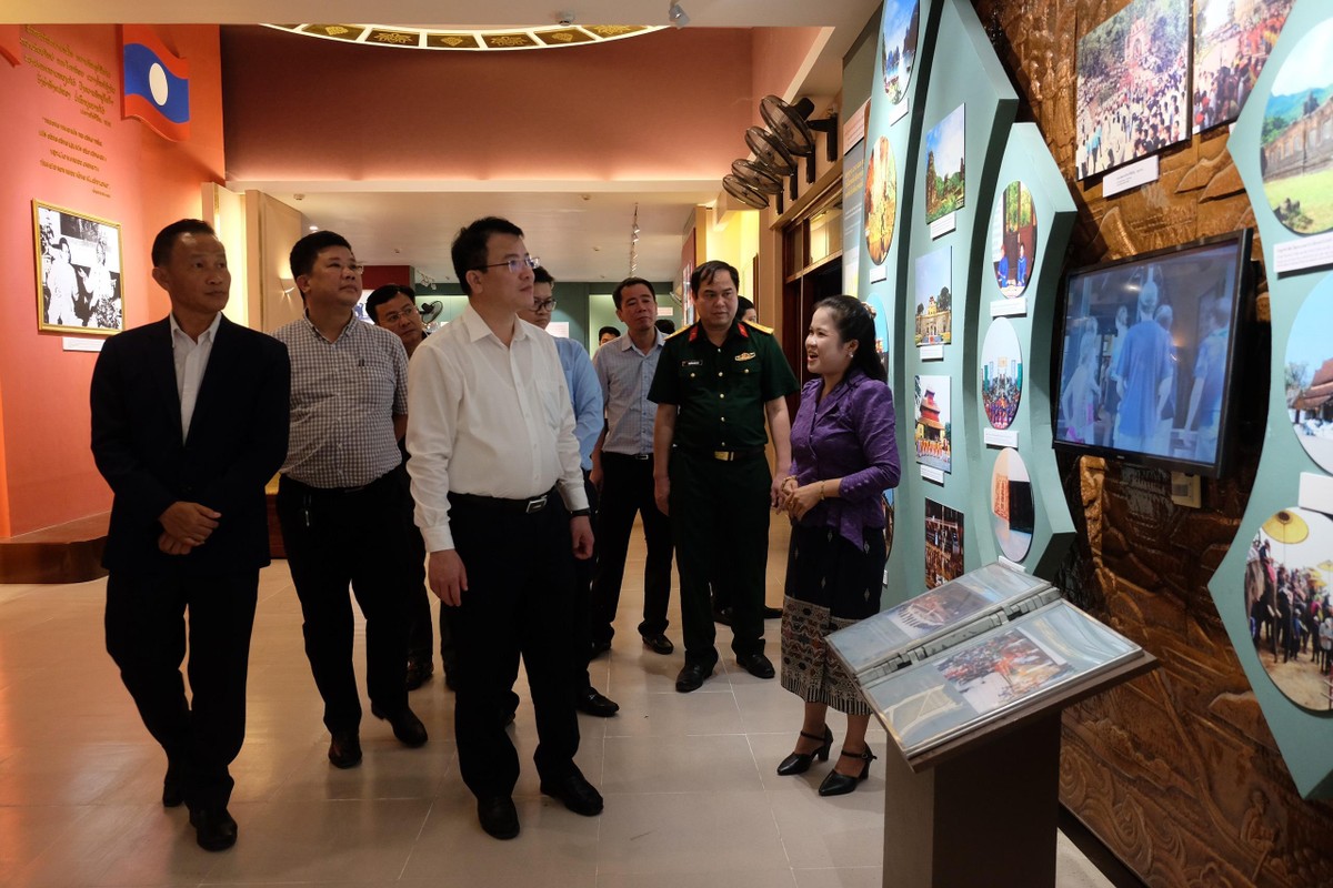 Thứ trưởng Trần Quốc Phương viếng thăm Khu lưu niệm Chủ tịch Hồ Chí Minh Thứ trưởng Trần Quốc Phương viếng thăm Khu lưu niệm Chủ tịch Hồ Chí Minh