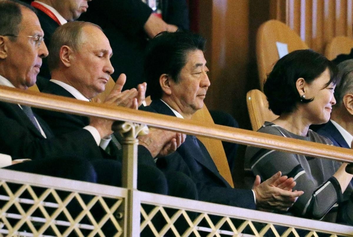 Ông Abe ngồi cạnh Tổng thống Nga Vladimir Putin trong lễ kỷ niệm một dự án trao đổi văn hóa ở Osaka, Nhật Bản năm 2019.