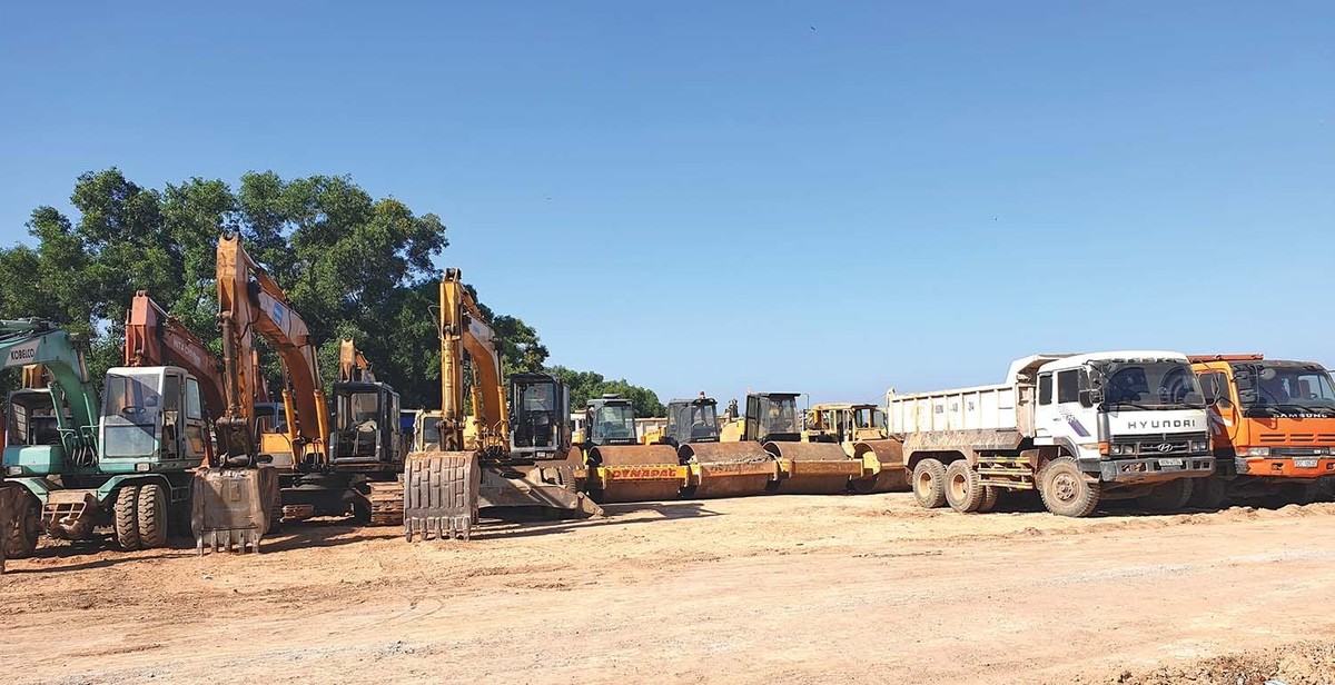 Máy móc thi công Dự án “đắp chiếu” gần 10 năm qua Máy móc thi công Dự án “đắp chiếu” gần 10 năm qua