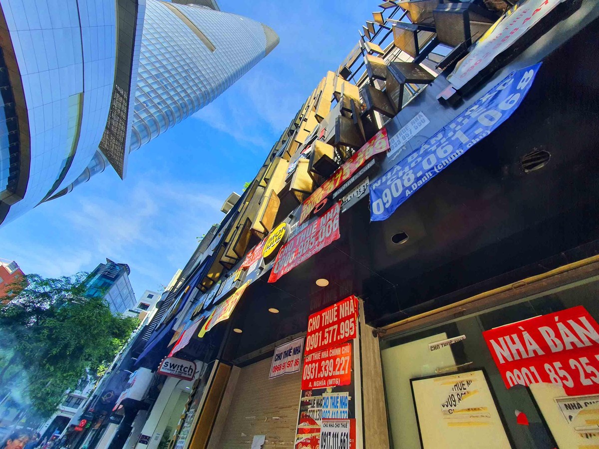 0 giờ ngày 9/7/2021, TP. HCM thực hiện giãn cách xã hội toàn thành phố theo Chỉ thị 16 của Thủ tướng Chính phủ, bắt đầu hơn 100 ngày giãn cách, tính tới ngày 15/9. Cuộc sống của người dân bị đảo lộn. Hàng loạt doanh nghiệp dịch vụ phải đóng cửa, các nhà máy ngưng sản xuất. Năm 2021, Tổng sản phẩm trên địa bàn thành phố (GRDP) đạt xấp xỉ 1,299 triệu tỷ đồng (theo giá hiện hành), giảm 6,78% so với cùng kỳ năm trước.