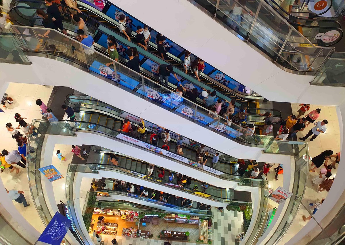 Sau đúng một năm, vào tháng 7/2022, cuộc sống sôi động đã trở lại với TP. HCM. Tính chung 6 tháng đầu năm, tổng sản phẩm trên địa bàn thành phố (GRDP) ước đạt 728.706 tỷ đồng, tăng 3,82% so với cùng kỳ. Trong ảnh: Quang cảnh TTTM GiGa mall vào ngày cuối tuần của tháng 7/2022.