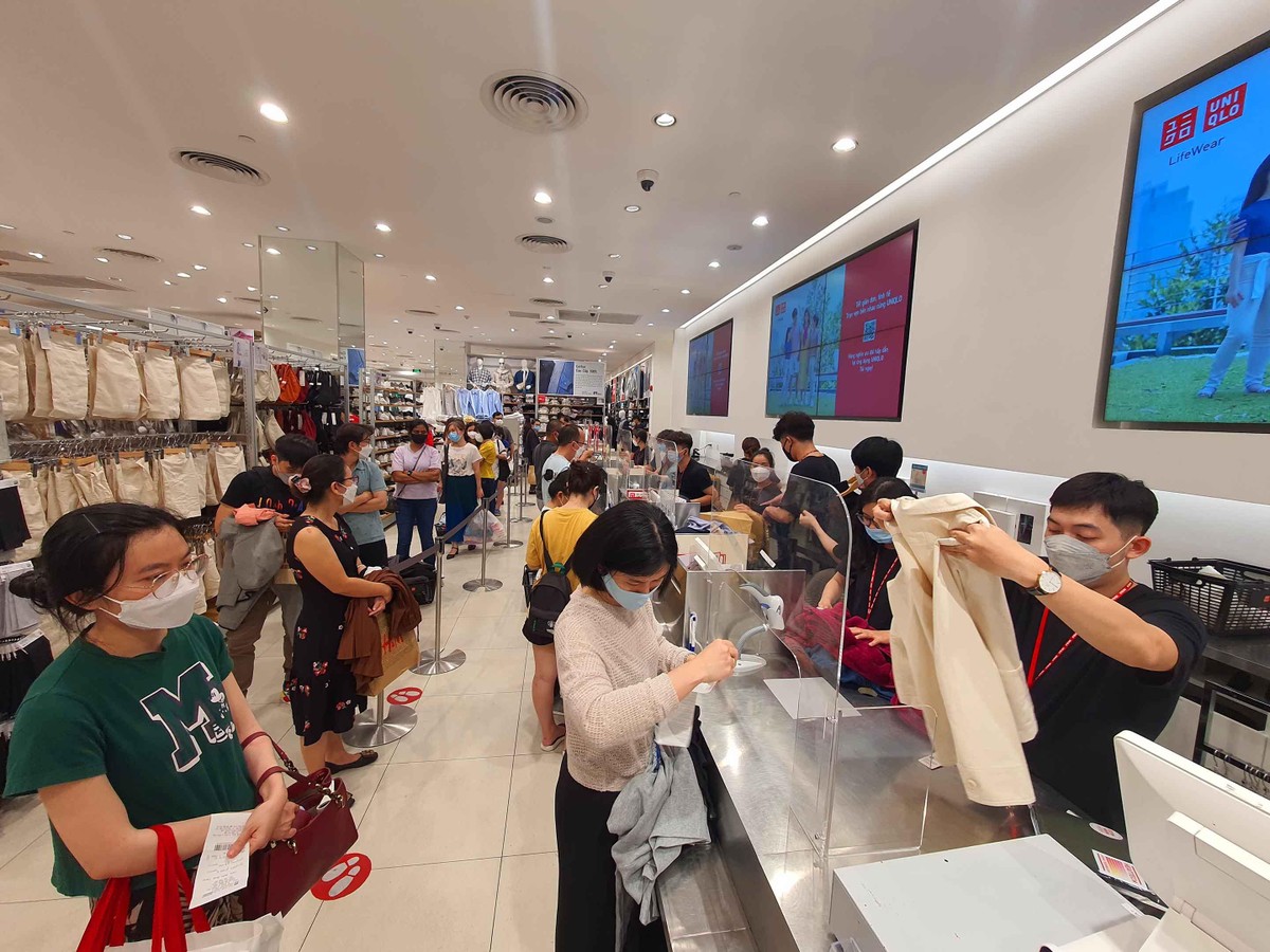 Khách hàng chờ hàng dài để thanh toán tại các shop thời trang hàng hiệu.