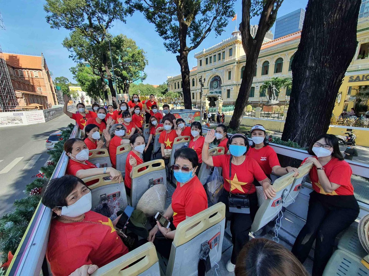 Du lịch là ngành khởi sắc ấn tượng, Báo cáo của Hiệp hội Du lịch TP. HCM cho thấy, các doanh nghiệp hội viên đã khôi phục khoảng 60%-70% so với giai đoạn trước dịch. Số lượng doanh nghiệp lữ hành là hội viên hoạt động trở lại khoảng 70%.