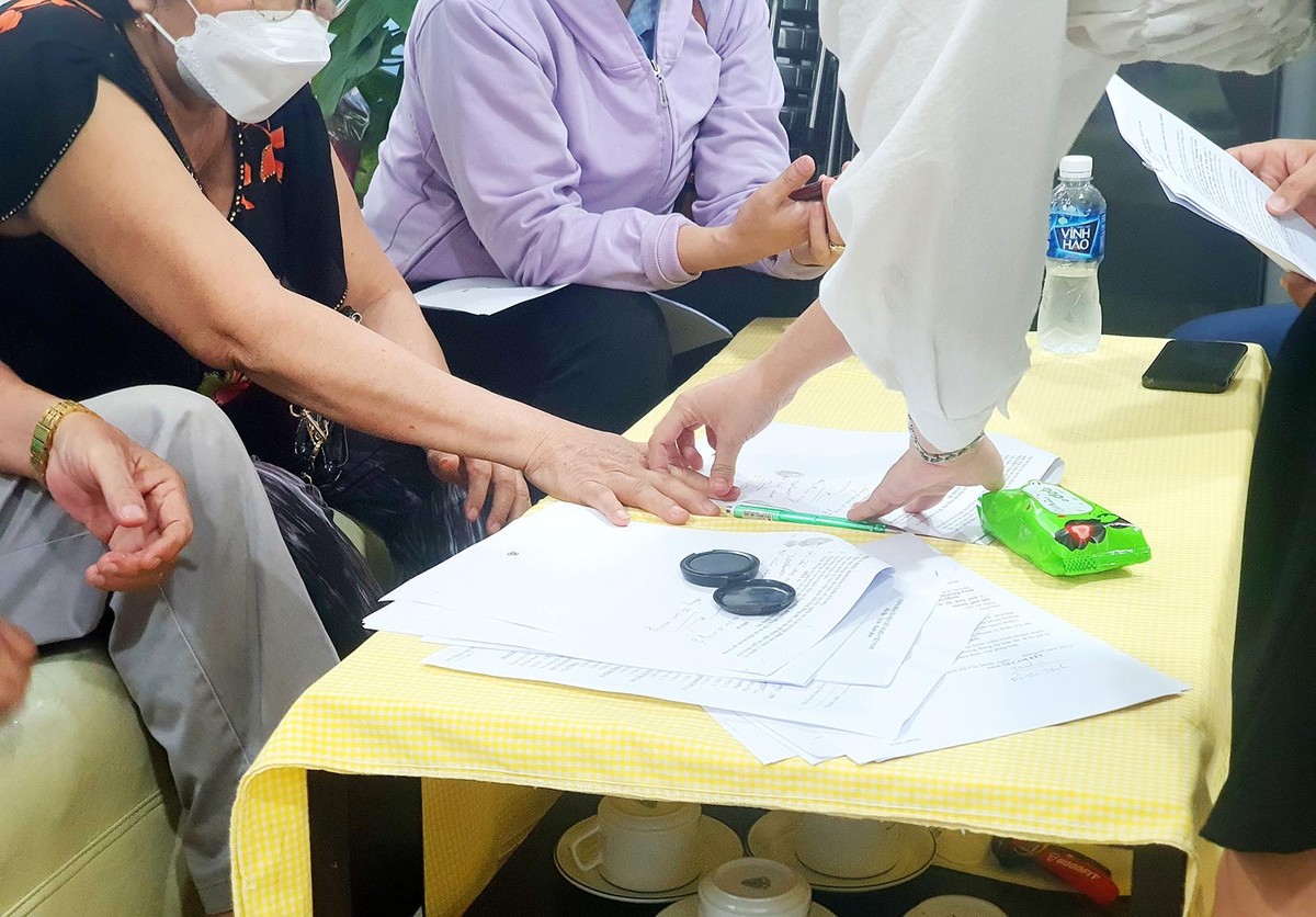 Chủ một căn nhà phố tại TP. Thủ Đức đang làm thủ tục bán nhà. Ảnh: Lê Toàn Chủ một căn nhà phố tại TP. Thủ Đức đang làm thủ tục bán nhà. Ảnh: Lê Toàn