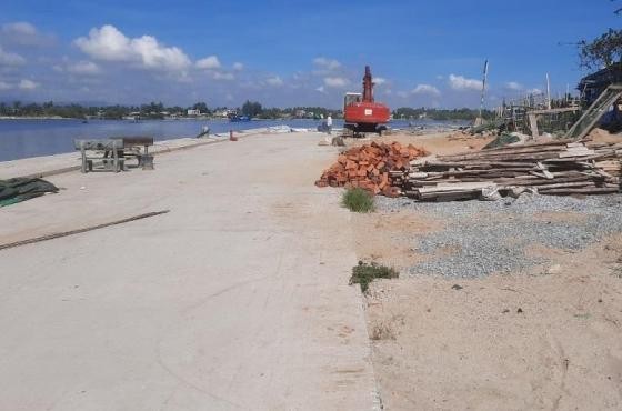 Dự án sửa chữa, nâng cấp khu neo đậu tránh trú bão cho tàu cá An Hòa khởi công từ tháng 1/2021 đến nay vẫn còn 100m chưa thi công do vướng mặt bằng. Ảnh: Thanh Chung Dự án sửa chữa, nâng cấp khu neo đậu tránh trú bão cho tàu cá An Hòa khởi công từ tháng 1/2021 đến nay vẫn còn 100m chưa thi công do vướng mặt bằng. Ảnh: Thanh Chung