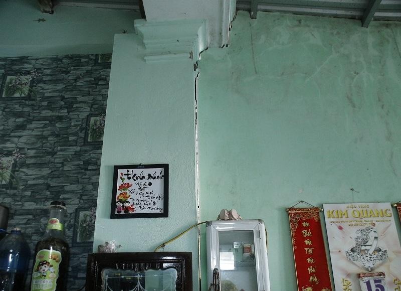 Mảng tường nối giữa các phòng của nhà bà Sương bị đứt gãy. Mảng tường nối giữa các phòng của nhà bà Sương bị đứt gãy.