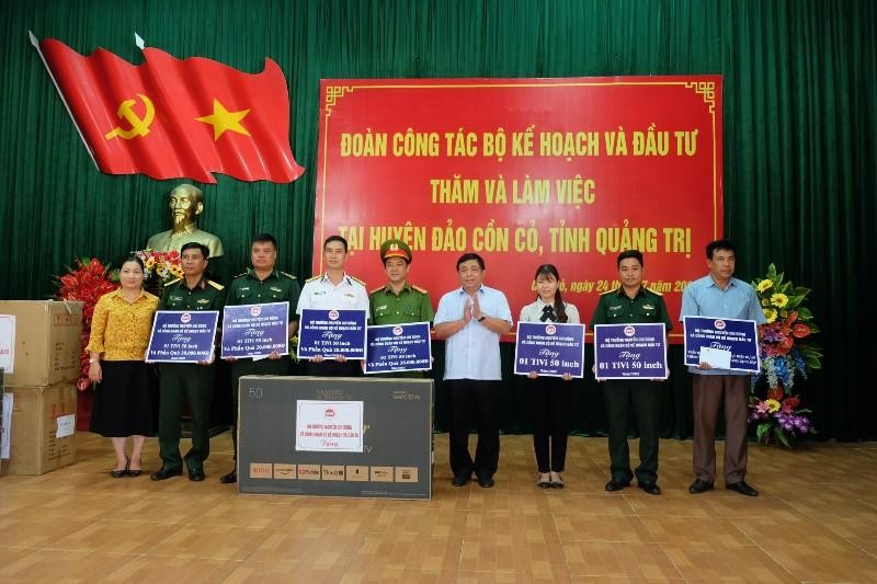 Bộ trưởng Nguyễn Chí Dũng trao tặng quà cho quân và dân trên đảo Cồn Cỏ