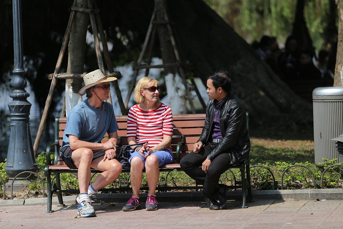 Du khách Tiberghien Frederec (bìa trái)