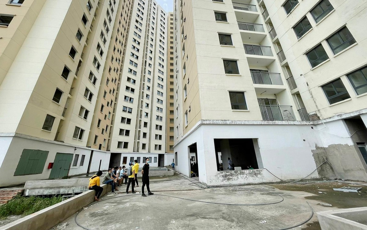 Khởi công từ năm 2016, đến nay dự án nhà ở xã hội ở xã Vĩnh Lộc A vẫn chưa hoàn thiện. Ảnh: Việt Dũng Khởi công từ năm 2016, đến nay dự án nhà ở xã hội ở xã Vĩnh Lộc A vẫn chưa hoàn thiện. Ảnh: Việt Dũng