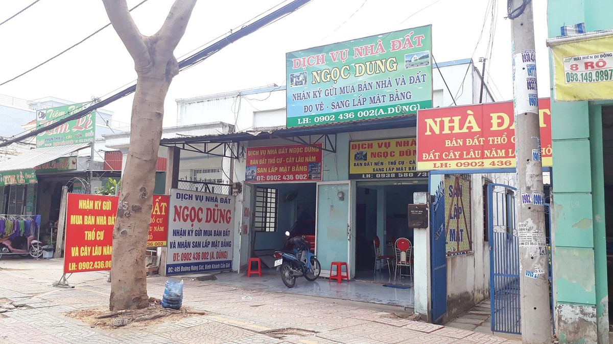 Các văn phòng dịch vụ từng mọc lên như nấm sau mưa khi thị trường đất nền Cần Giờ sốt nóng. Ảnh: Việt Dũng Các văn phòng dịch vụ từng mọc lên như nấm sau mưa khi thị trường đất nền Cần Giờ sốt nóng. Ảnh: Việt Dũng