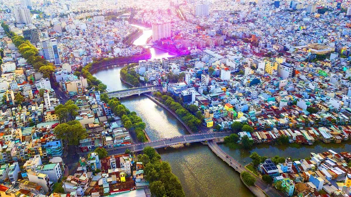 Kênh Nhiêu Lộc - Thị Nghè dài gần hơn 9 km, chảy qua quận 1, 3, Bình Thạnh, Phú Nhuận, Tân Bình rồi đổ ra sông Sài Gòn. Hơn 30 năm trước, con kênh ô nhiễm nặng, bên bờ nhà cửa lụp xụp, cỏ rác um tùm.