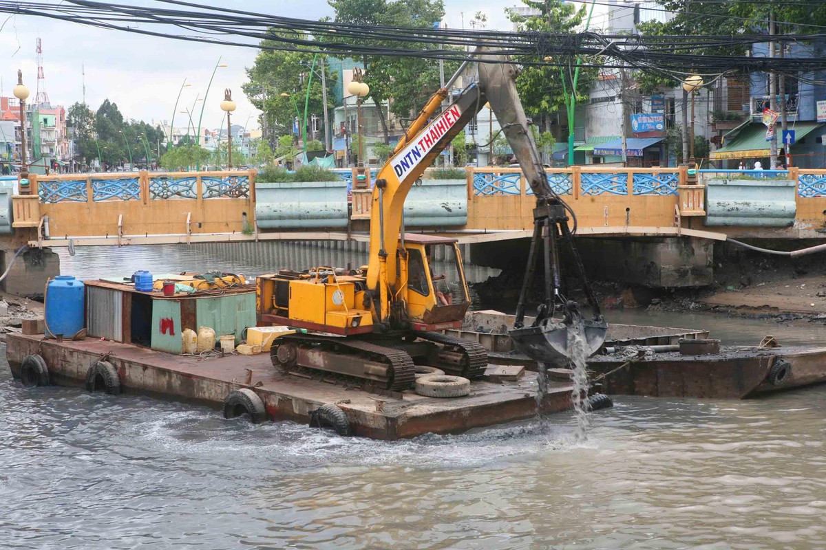 Năm 1993, dự án khởi động, chia thành hai giai đoạn. Giai đoạn một có số vốn là 8.600 tỷ đồng, trong đó vốn ODA của Ngân hàng Thế giới là 5.252 tỷ đồng, vốn từ ngân sách thành phố là 3.348 tỷ đồng, di dời 7.000 hộ dân.
