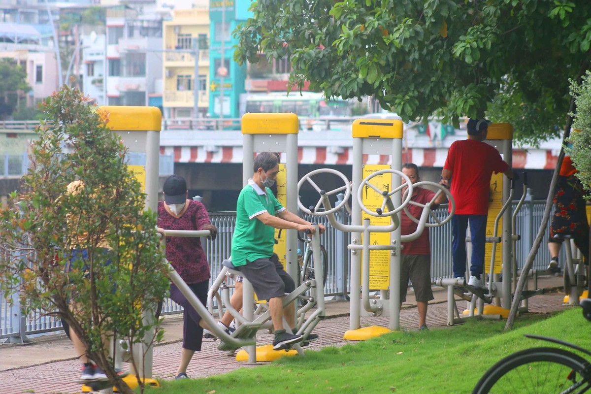 Buổi sáng hàng ngày, người dân đến tập thể dục và hít thở không khí trong lành.