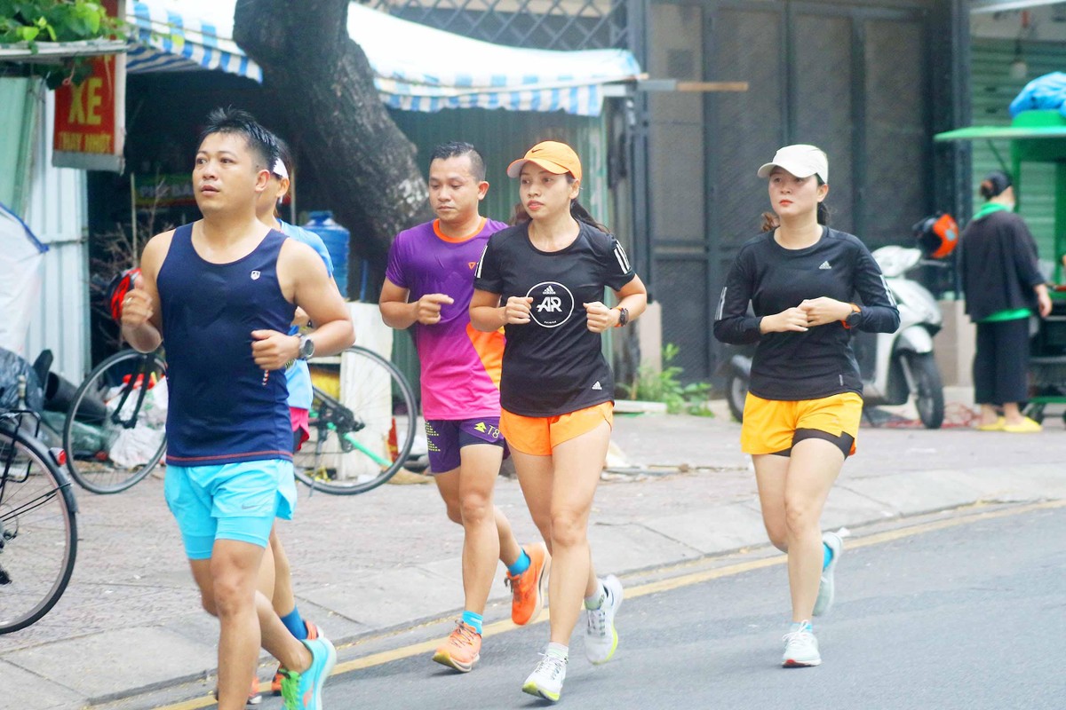 Dọc hai tuyến đường Hoàng Sa và Trường Sa nhộn nhịp người chạy bộ và đạp xe đạp.