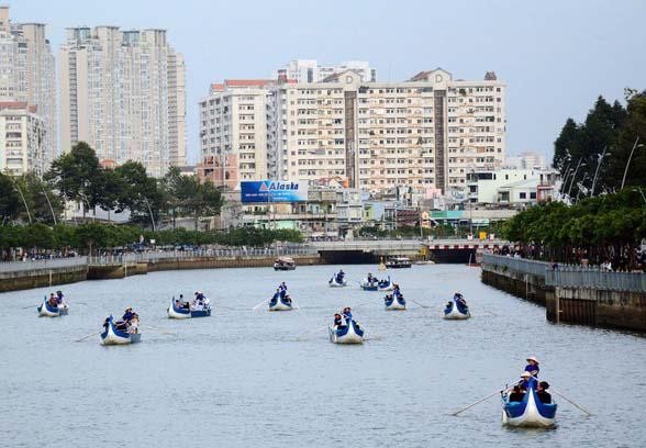 Trong bức tranh nhiều màu sáng tối của quy hoạch kênh, rạch tại TP. HCM, có thể nói công trình cải tạo kênh Nhiêu Lộc - Thị Nghè là điểm sáng lớn nhất được người dân ghi nhận.