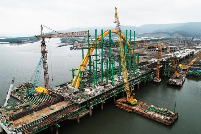 Dự án cầu Cửa Lục 3 đã phải lùi thời gian hoàn thành từ quý I/2022 sang cuối năm. Ảnh: Đỗ Phương. Dự án cầu Cửa Lục 3 đã phải lùi thời gian hoàn thành từ quý I/2022 sang cuối năm. Ảnh: Đỗ Phương.