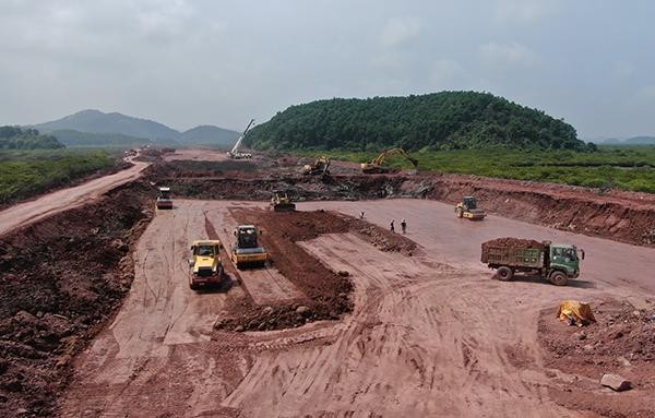 Dự án cao tốc Vân Đồn -Móng Cái chắc khó có thể khánh thành vào 1/9 tới đây nên công tác giải phóng mặt bằng không được thực hiện tốt để bàn giao mặt bằng cho đơn vị thi công. Ảnh tư liệu. Dự án cao tốc Vân Đồn -Móng Cái chắc khó có thể khánh thành vào 1/9 tới đây nên công tác giải phóng mặt bằng không được thực hiện tốt để bàn giao mặt bằng cho đơn vị thi công. Ảnh tư liệu.