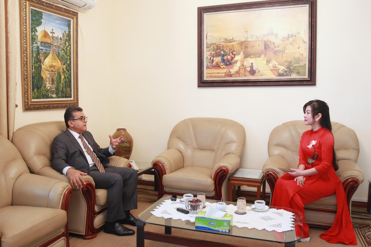 Đại sứ Saadi Salama trò chuyện với phóng viên Báo Đầu tư.