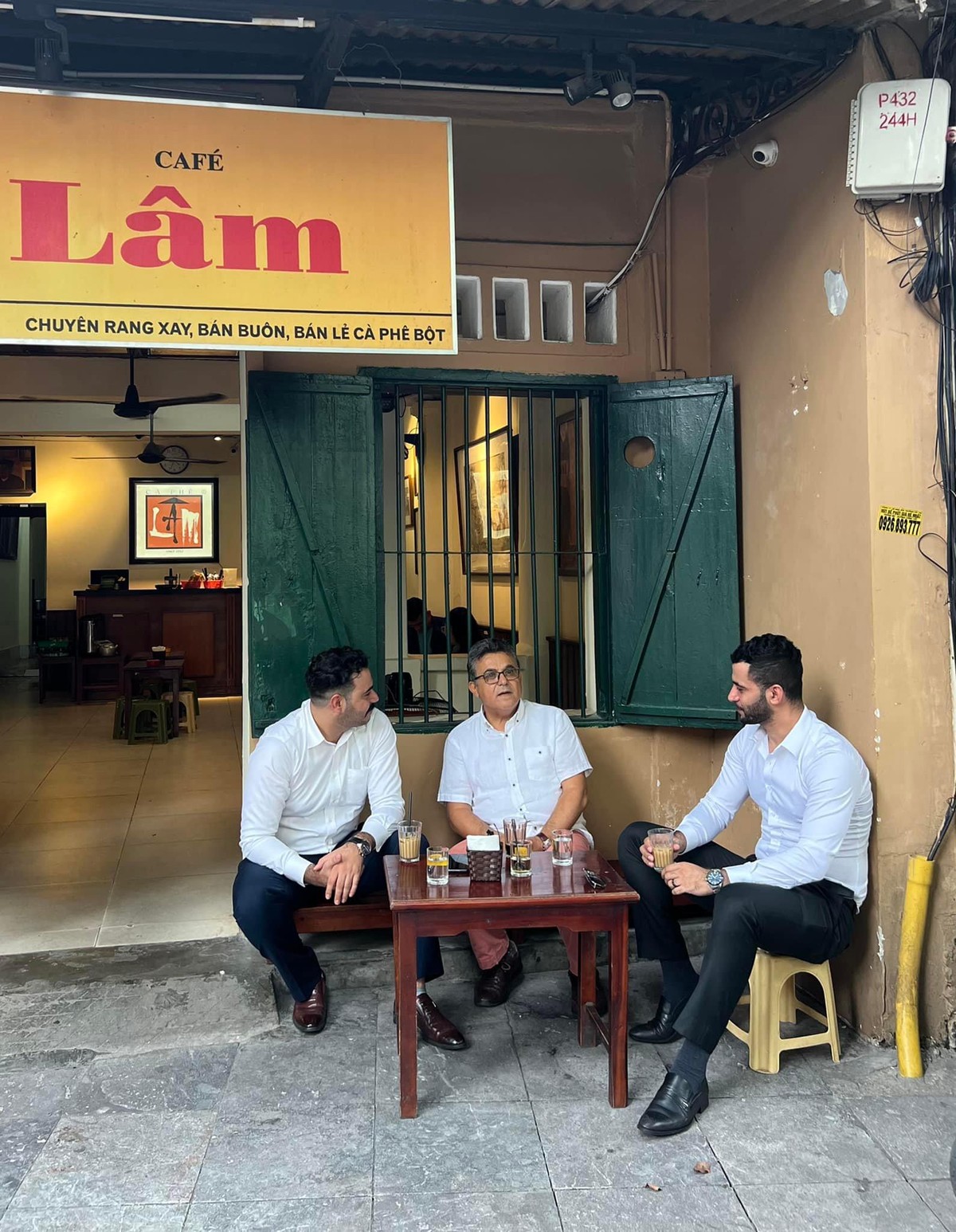 Đại sứ Saadi Salama cùng bạn bè thưởng thức cà phê Lâm