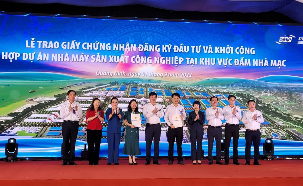 Trao giấy chứng nhận đầu tư cho 2 dự án với tổng vốn đầu tư hơn 2.700 tỷ đồng