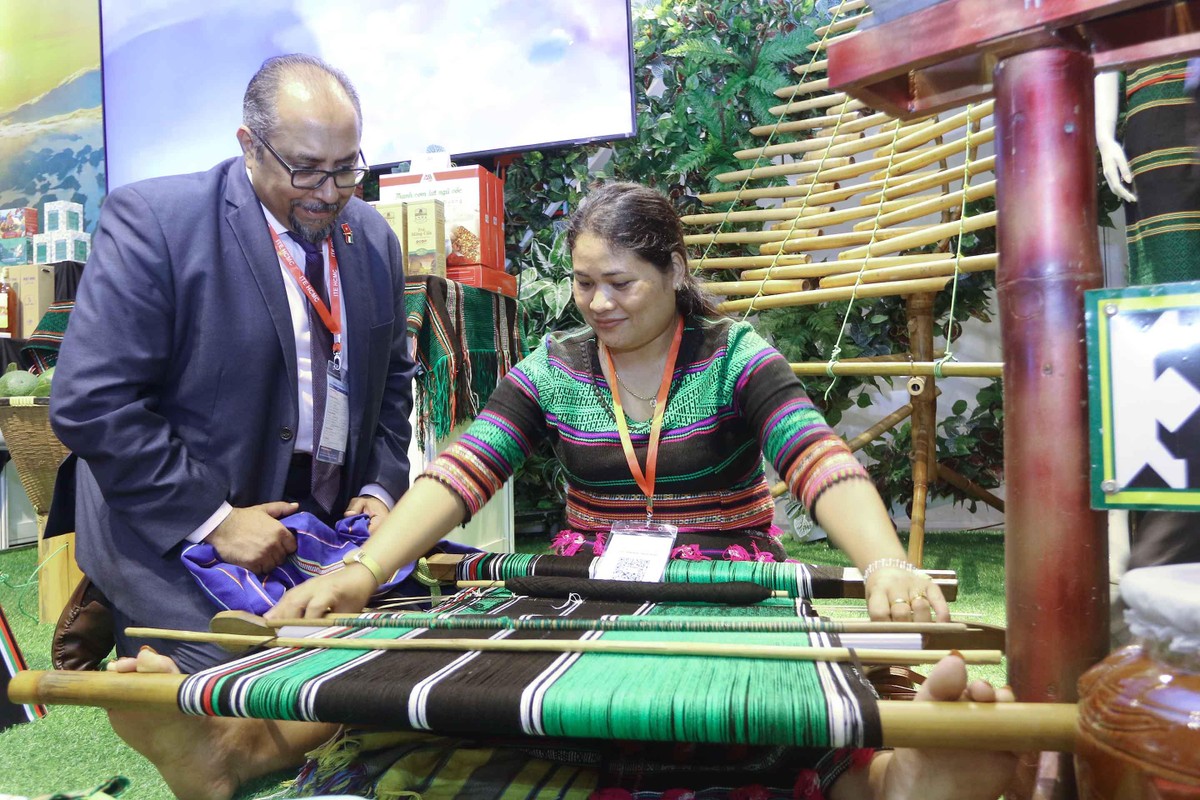 Ông Luai Al-Quttan, giám đốc điều hành công ty Halls Gate đến từ Kuwait mê mẩn với cách dệt khăn của nghệ nhân đến từ tỉnh Đắk Nông Ông Luai Al-Quttan, giám đốc điều hành công ty Halls Gate đến từ Kuwait mê mẩn với cách dệt khăn của nghệ nhân đến từ tỉnh Đắk Nông