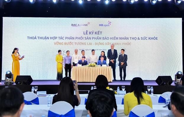 Đại diện MB Ageas Life và BAC A BANK ký kết