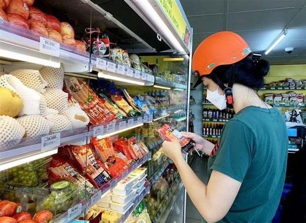 Người dân mua hàng hóa tại một siêu thị. (Nguồn: TTXVN) Người dân mua hàng hóa tại một siêu thị. (Nguồn: TTXVN)