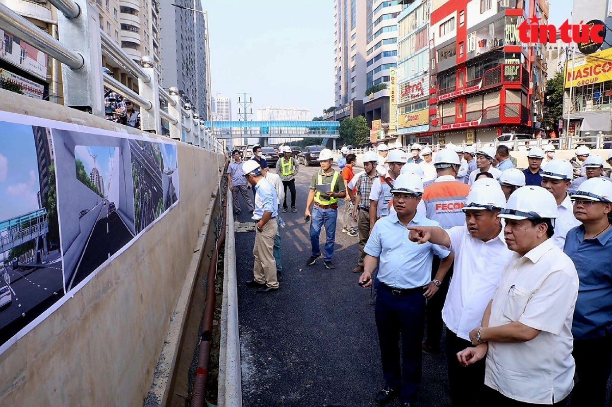 Vừa qua, Chủ tịch UBND TP Hà Nội Trần Sỹ Thanh cùng lãnh đạo các sở, ngành đã kiểm tra công trường, tháo gỡ khó khăn, đẩy nhanh tiến độ dự án hầm chui Lê Văn Lương. Đến nay khối lượng thi công ước đạt khoảng 85%. Vừa qua, Chủ tịch UBND TP Hà Nội Trần Sỹ Thanh cùng lãnh đạo các sở, ngành đã kiểm tra công trường, tháo gỡ khó khăn, đẩy nhanh tiến độ dự án hầm chui Lê Văn Lương. Đến nay khối lượng thi công ước đạt khoảng 85%.
