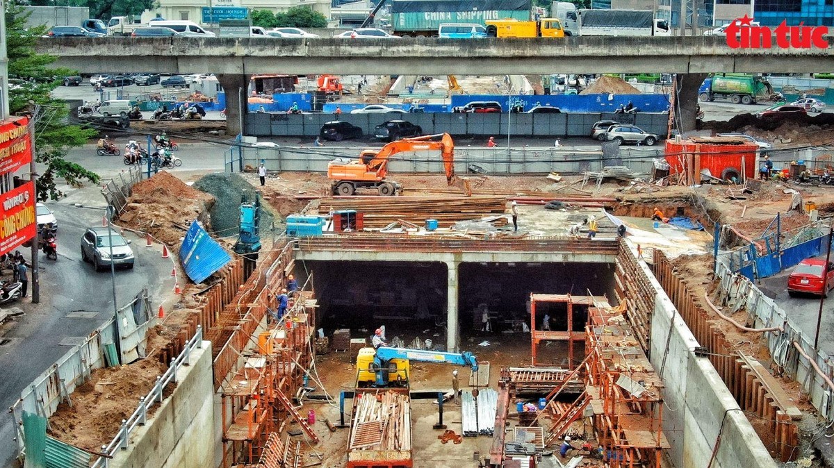 Hạng mục lắp đặt thành bê tông bó hai bên đường Tố Hữu, Lê Văn Lương dự kiến hoàn thành trước 20/9/2022. Hạng mục lắp đặt thành bê tông bó hai bên đường Tố Hữu, Lê Văn Lương dự kiến hoàn thành trước 20/9/2022.