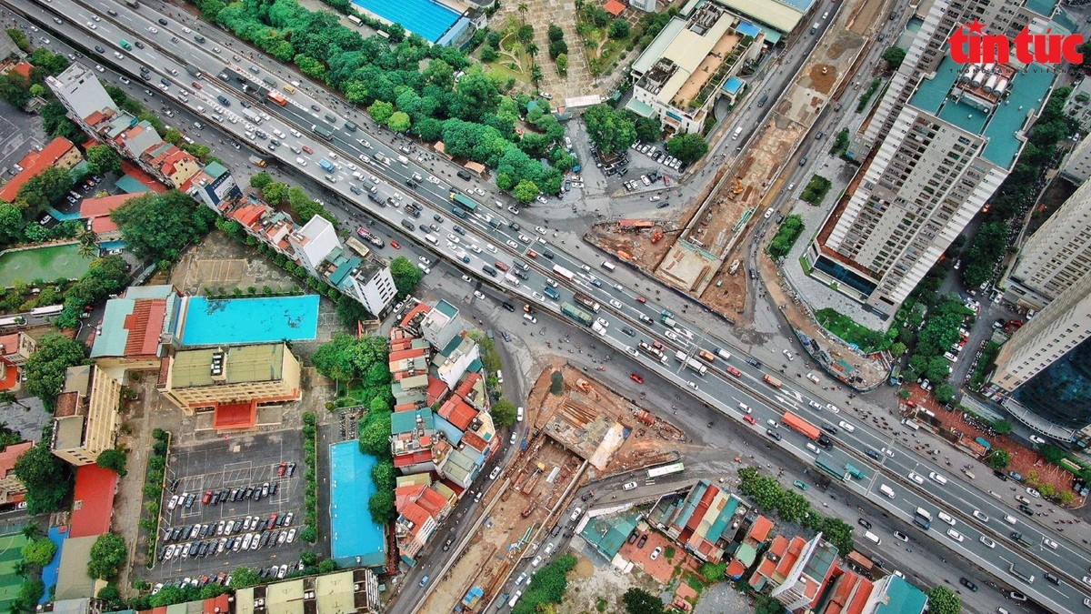 Trong số 3 hầm trên tuyến đường Vành đai 3 đã được triển khai gồm cầu chui Thanh Xuân, Trung Hoà và Lê Văn Lương – Vành đai 3, hầm chui Lê Văn Lương - Vành đai 3 là hầm thi công khó nhất do điều kiện mặt bằng thi công chật hẹp. Trong số 3 hầm trên tuyến đường Vành đai 3 đã được triển khai gồm cầu chui Thanh Xuân, Trung Hoà và Lê Văn Lương – Vành đai 3, hầm chui Lê Văn Lương - Vành đai 3 là hầm thi công khó nhất do điều kiện mặt bằng thi công chật hẹp.