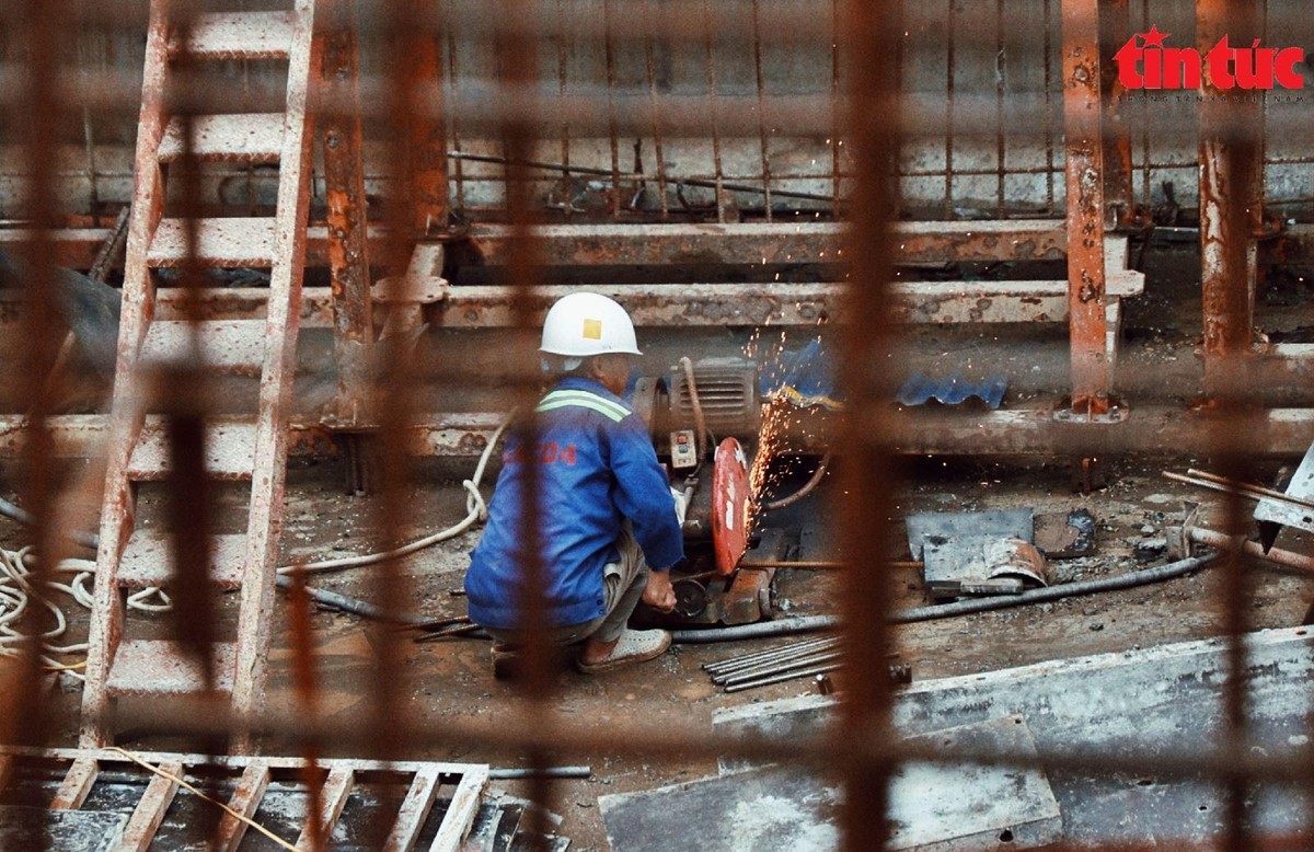 Nhà thầu đang triển khai thi công lớp bê tông giằng móng đáy hầm, đốt gờ chắn bánh, đường dẫn đầu hầm. Nhà thầu đang triển khai thi công lớp bê tông giằng móng đáy hầm, đốt gờ chắn bánh, đường dẫn đầu hầm.