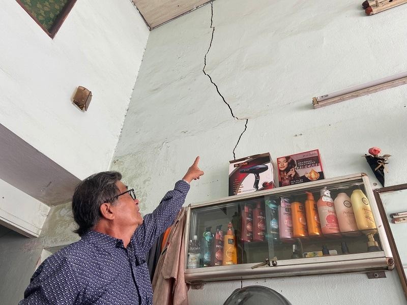 Bức tường nhà ông Bùi Thanh Lang bị nứt do thi công dự án. Bức tường nhà ông Bùi Thanh Lang bị nứt do thi công dự án.