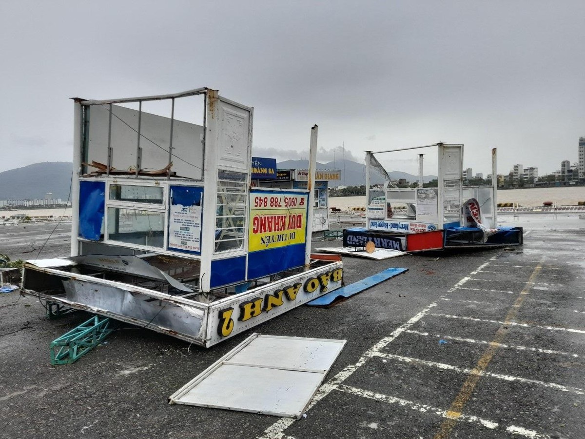 Vài ki-ốt ven sông Hàn bị bão xô đổ.
