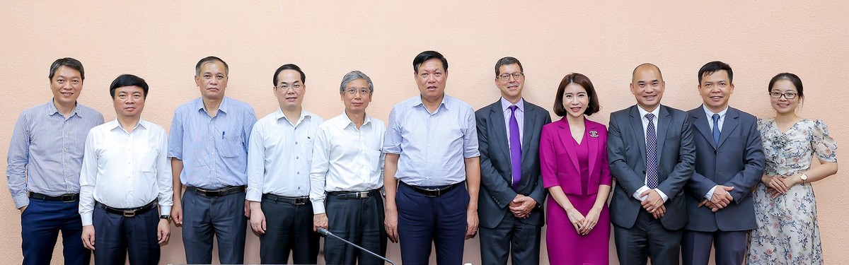 Ông Phạm Tuấn Anh chụp hình lưu niệm cùng lãnh đạo Bộ Y tế và các đại biểu sau buổi làm việc ngày 17/8/2022.