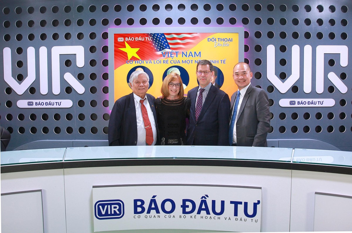 Ông Phạm Tuấn Anh hội ngộ với vợ chồng ông Joe Damond, bà Cindy Long hội và ông Trần Đình Lương, tại chương trình Đối thoại đầu tuần với chủ đề &quot;Việt Nam - Cơ hội và lối rẽ của một nền kinh tế&quot; của Báo Đầu tư, phát sóng ngày 29/8/2022, nhân dịp kỷ niệm 77 năm Ngày Quốc khánh nước Cộng hòa Xã hội Chủ nghĩa Việt Nam (2/9/1945 - 2/9/2022)