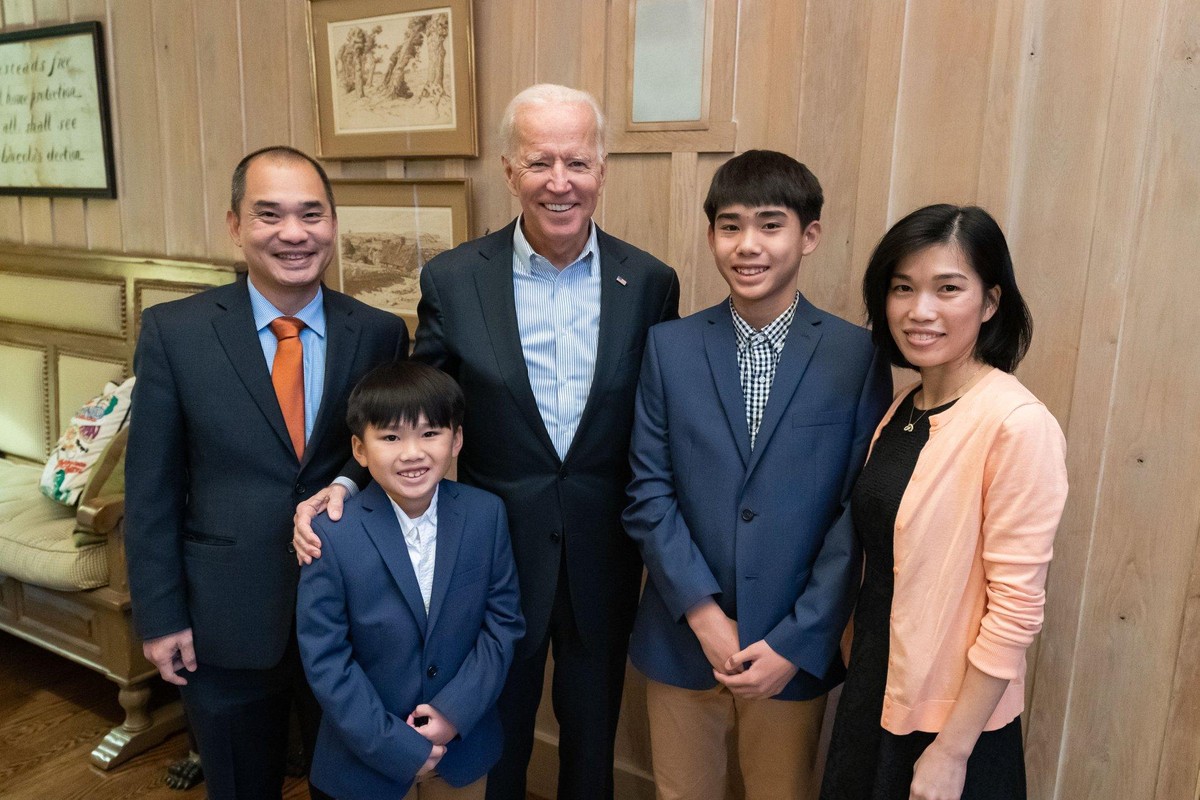 Tổng thống Hoa Kỳ Joe Biden (giữa) và gia đình ông Phạm Tuấn Anh